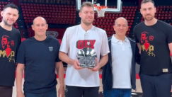 Το backstage από την παράδοση του MVP στον Βεζένκοβ