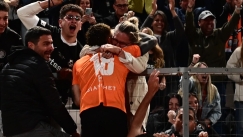 Ο επικός πανηγυρισμός του Νους με τη σκαρφαλωμένη μητέρα του στα κάγκελα!