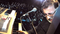 «Αφού τρεκλίζουν οι διακόσιοι!»: Ο Θάνος Μικρούτσικος με τα λόγια των αγαπημένων του