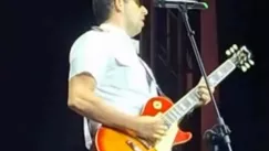 Μερακλής ναυτικός παίζει Τρύπες μπροστά σε Αμερικάνους τουρίστες σε κρουαζιέρα