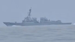 «Αλλάξτε πορεία, θα ανοίξουμε πυρ»: Η στιγμή που οι Ιρανοί απειλούν αμερικανικό αντιτορπιλικό που μπήκε στα Στενά του Ορμούζ