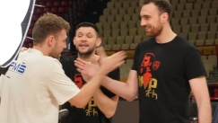 Παναγιώτης και Γιώργος Αγγελόπουλος παρέδωσαν το βραβείο στον Βεζένκοβ - Με μπλουζάκια «MVP» οι Παπανικολάου και Μιλουτίνοφ