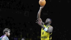 Ο Γκρέι «έδειξε» το τρόπαιο του BCL, μετά την επικράτηση της ΑΕΚ επί της Μάλαγα