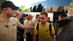 Οπαδοί της ΑΕΚ στο ξενοδοχείο στη Θεσσαλονίκη: «Νάτοι, νάτοι οι πρωταθλητές»
