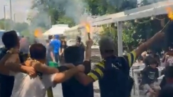 Χαμός στο Θησείο από οπαδούς της Φενέρ: Άναψαν καπνογόνα και τραγούδησαν «Χόρτο Μαγικό»