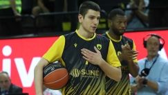 Καθολικό χειροκρότημα για Φλιώνη στη SUNEL Arena, παίζει μια ημέρα μετά το θάνατο του πατέρα του