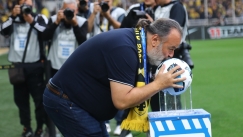 Ο Μάριος Ηλιόπουλος φίλησε την μπάλα του ΑΕΚ - Παναθηναϊκός πριν το ντέρμπι