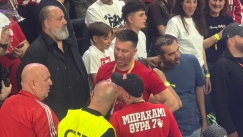Στις κερκίδες με τους οπαδούς του Ολυμπιακού, ο Β’ αντιπρόεδρος της ΠΑΕ, Κώστας Καραπαπάς