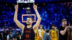 Like father, like son: Ο Μασιούλις φωτογραφήθηκε γυμνός με το τρόπαιο του BCL, όπως ο πατέρας του με αυτό της EuroLeague