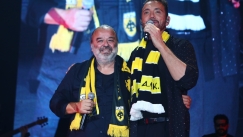 Με κασκόλ της ΑΕΚ τραγουδούσε και πανηγύριζε ο Χρήστος Μενιδιάτης!