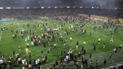 Έκσταση στη Νέα Φιλαδέλφεια για το πρωτάθλημα με τους οπαδούς της ΑΕΚ να μπαίνουν στον αγωνιστικό χώρο!