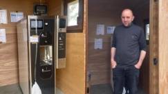Αγρότης επαναστατεί ενάντια σε πολυεθνική και εγκαθιστά μηχάνημα αυτόματης πώλησης παγωτού: «Έχουν ήδη πλησιάσει»