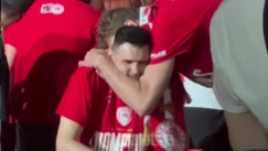 Το video του Gazzetta με τη συγκίνηση του Παπανικολάου μπροστά στους φίλους του Ολυμπιακού στον Πειραιά