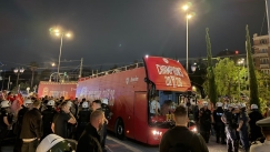 Αυτό είναι το ανοικτό πούλμαν που θα μεταφέρει τον Ολυμπιακό