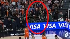 Το video της ΚΑΕ Παναθηναϊκός που δείχνει άνδρα της ασφάλειας της Βαλένθια να πιάνει τον Ρογκαβόπουλο από το χέρι για να καθίσει κάτω!