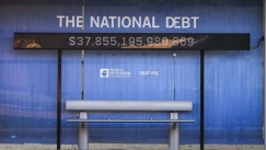 Το εθνικό χρέος των ΗΠΑ είναι πλέον μεγαλύτερο από ολόκληρη την οικονομία για πρώτη φορά από τον Β' Παγκόσμιο Πόλεμο
