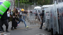 Σοβαρά επεισόδια μεταξύ διαδηλωτών και αστυνομικών έξω από το Αζτέκα!