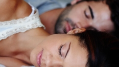 Γιατί σε παίρνει πάντα ο ύπνος δίπλα στον σύντροφό σου: Η επιστήμη έχει μια περίεργη απάντηση