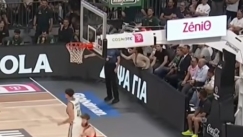 Η στιγμή που φίλαθλος τραβάει το μανίκι του Παπαπέτρου στην παράταση!