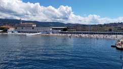 H μοναδική παραλία στην Ευρώπη που χωρίζει άνδρες και γυναίκες με έναν τοίχο