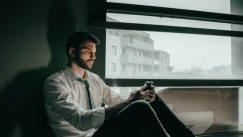 Τα social media δεν είναι πια τόσο social: Πώς ο αλγόριθμος μάς έμαθε να χαζεύουμε αγνώστους