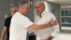 Έφτασε στο Telekom Center o Ομπράντοβιτς - Τον υποδέχθηκε ο Δημήτρης Κοντός