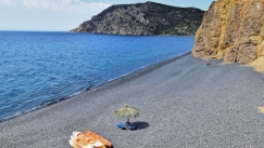 Μαύρα Βόλια: Η «μαύρη» παραλία της Χίου που δεν μοιάζει με καμία άλλη