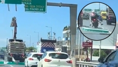 Βίντεο-σοκ από τον Κηφισό: Γερανός ξηλώνει πινακίδα, μοτοσικλετιστές γλιτώνουν στο παρά πέντε