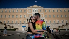 «Δεν είχα χώρο να αναπνεύσω»: Δύο γκέι αγόρια εξιστορούν πώς είναι να μεγαλώνεις «διαφορετικός» στην επαρχία