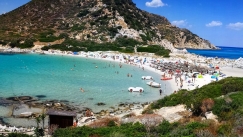 «Να νοικιάσω παιδί για να έχω σκιά;»: Η απόφαση στη Σαρδηνία που εξόργισε τους λουόμενους