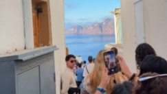 Σαντορίνη: Η «κατάρα» του Instagram - Έβαλαν ξυπνητήρι και στήθηκαν στην ουρά για ένα... κλικ
