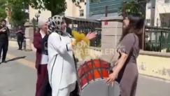 Τουρκάλα γλέντησε με νταούλια και χορούς το διαζύγιο μετά από 24 χρόνια γάμου, έξω από τα δικαστήρια