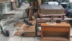 Αυτό γούσταραν, αυτό έκαναν: Μετακόμισαν και πέταξαν το παλιό νοικοκυριό τους στο πεζοδρόμιο
