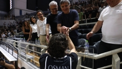 Ο Όσμαν είχε θερμή χειραψία με τον Μυστακίδη που αποθεώθηκε από τον κόσμο