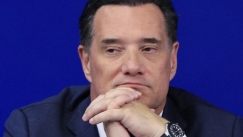 Ο Άδωνις τα έβαλε με τον Ρόκκο γιατί δεν φοράει κράνος σε βίντεο κλιπ: «Ας πάνε από το ΚΑΤ»