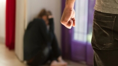 Αδιανόητο συμβάν στην Κρήτη: Ταξίδεψε από την Γερμανία, βρήκε την πρώην του και αφού έβγαλε νοκ άουτ τον νυν σύντροφό της, την «έσπασε» στο ξύλο