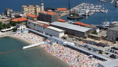Χώρια οι άνδρες με τις γυναίκες: Η παραλία όπου ένας τοίχος χωρίζει τα δύο φύλα (vid)