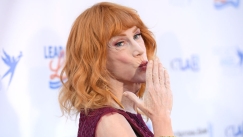 Η Kathy Griffin αναστάτωσε το διαδίκτυο με τον 43 χρόνια νεότερο σύντροφό της – Η αλήθεια πίσω από το viral post