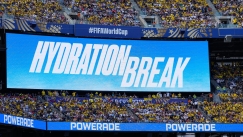 Hydration breaks: Πώς ο Δούρειος Ίππος της FIFA φέρνει το ποδόσφαιρο πιο κοντά στο... NBA