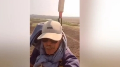 Ινδονησία: Αγρότης έγινε viral χρησιμοποιώντας drone για... μεταφορικό μέσο
