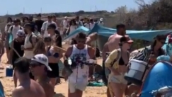 «Πλατεία Συντάγματος με αμμουδιά»: Το viral βίντεο με την κοσμοπλημμύρα στην Ιταλίδα στα Κουφονήσια