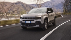 Jeep Avenger e-Hybrid: Με όφελος έως 2.500 ευρώ, δωρεάν χρώμα και 8ετή εγγύηση