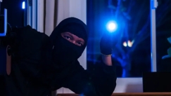 Πρώην πεζοναύτης προειδοποιεί: Τα 4 λάθη στο σπίτι που προσελκύουν τους διαρρήκτες σαν μαγνήτης