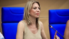 Τα μαχαίρια στης Καρυστιανού, το πρόσωπο που λύνει και δένει στο κόμμα και η Πενταμερής για το Κυπριακό