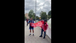 Το πανό των φίλων του Ολυμπιακού για τον Μεντιλίμπαρ, που έγραφε «ερυθρόλευκη καρδιά, ψυχή πειραιώτικη»