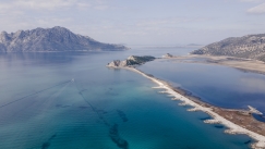 Η πιο παρεξηγημένη πόλη της Ελλάδας είναι ανάμεσα σε βουνό και λιμνοθάλασσα