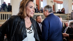 Τι κάνει ο Σαμαράς στην Ντόρα - Θα κατέβει στις εκλογές ο Καραμανλής;