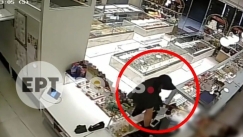 Νίκαια: Υπάλληλος ζαχαροπλαστείου κυνήγησε ληστή με σφουγγαρίστρα όταν κατάλαβε ότι το όπλο ήταν ψεύτικο (vid)