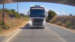 Δολοφονική προσπέραση νταλίκας στα Χανιά - Βίντεο που παγώνει το αίμα