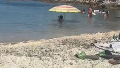 Αθάνατο ελληνικό καλοκαίρι: Μπήκε στη θάλασσα με την ομπρέλα του και έκανε χαμό